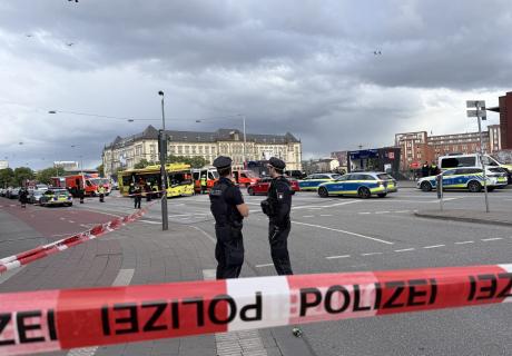 Polizisten sperren den Bereich ab vom Hamburger Messerangriff 23.05.24
