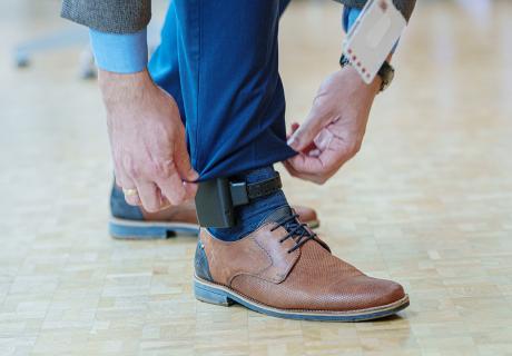 Elektronische Fußfessel an einem Bein