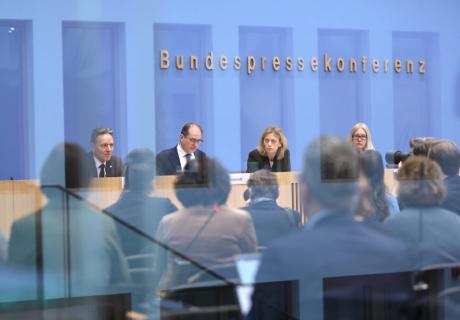 Holger Münch (BKA) sowie die Bundesminister Alexander Dobrindt und Karin Prien (v.l.) präsentieren die Dunkelfeld-Studie über Gewalterfahrungen